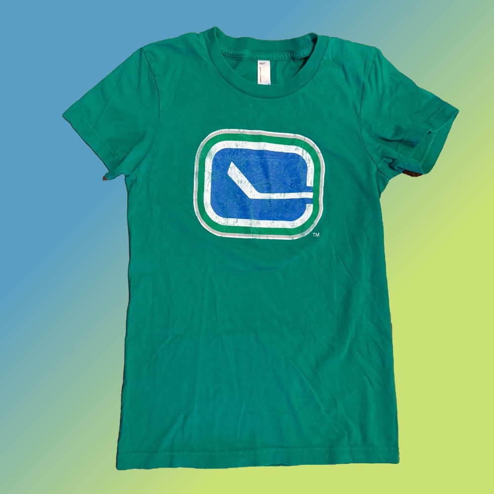 Kelly green Vancouver Canucks tshirt